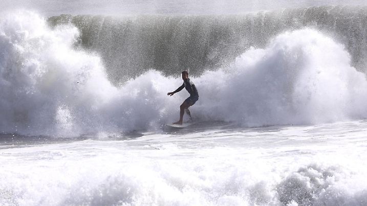 TROPICAL CYCLONE ALFRED, A surfer at Kirra after Big Seas from Tropical cyclone Alfred on the Gold Coast, Thursday, March 6, 2025. A tropical cyclone set to bring heavy rainfall and damaging winds is expected to impact a part of the Australian coast for the first time in more than 50 years.  ACHTUNG: NUR REDAKTIONELLE NUTZUNG, KEINE ARCHIVIERUNG UND KEINE BUCHNUTZUNG GOLD COAST QUEENSLAND AUSTRALIA PUBLICATIONxNOTxINxAUSxNZLxPNGxFIJxVANxSOLxTGA Copyright: xJASONxO BRIENx 20250306111824193996
