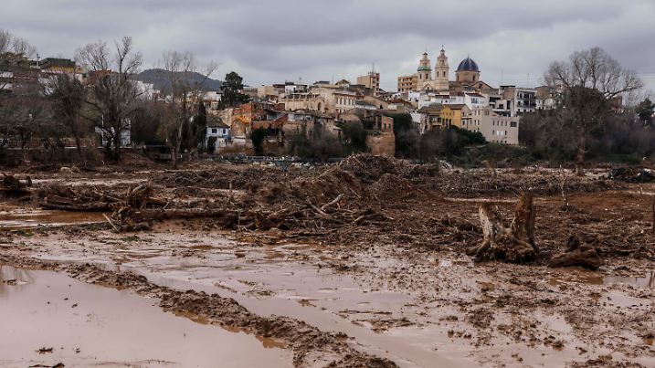 News Bilder des Tages River Turia flooding in Ribarroja de Turia emergency personnel during the flooding of the Turia River in Ribarroja de Turia, on March 4, 2025, in Valencia Spain The municipality of Ribarroja de Turia has cut the temporary military bridge installed on the CV 336 road, due to the increased flow of the Turia River after the rains 04 MARCH 2025 Spain PUBLICATIONxNOTxINxESP Copyright: xRoberxSolsonax 6556761