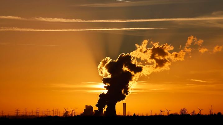 IMAGO Nature: Unsere Erde, Umweltverträgliche Herausforderungen, Kohlendioxid Das Kohlekraftwerk Niederaußem und umliegende Stromleitungen zeichnen sich gegen die untergehende Sonne ab. Aus Sicht von Brandenburgs Ministerpräsident Dietmar Woidke SPD muss nach dem Angriff Russlands auf die Ukraine der auf 2030 vorgezogene Kohleausstieg neu diskutiert werden. Themenbild, Symbolbild Bergheim, 28.02.2022 *** The Niederaussem coal-fired power plant and surrounding power lines stand out against the setting sun From the point of view of Brandenburgs Minister President Dietmar Woidke SPD, the coal phase-out brought forward to 2030 must be discussed again after Russias attack on Ukraine Topic image, symbol image Bergheim, 28 02 2022 Foto:xC.xHardtx/xFuturexImage
