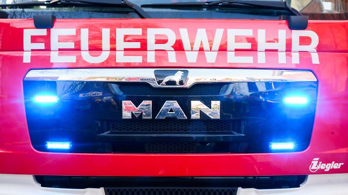 PRODUKTION - 03.02.2025, Niedersachsen, Hannover: Blaulichter leuchten an einer Einsatzstelle an einem Löschfahrzeug der Feuerwehr. (zu dpa: «Waldbrand in Iserlohn: 100 Feuerwehrleute im Einsatz») Foto: Julian Stratenschulte/dpa +++ dpa-Bildfunk +++