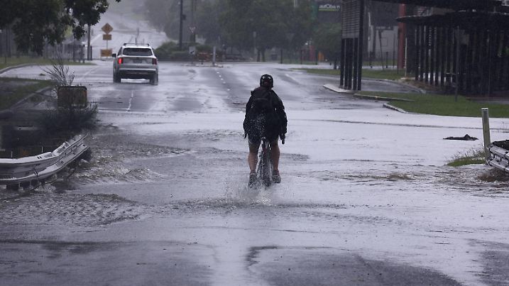 Australien, Auswirkungen von Wirbelsturm Alfred  TROPICAL CYCLONE ALFRED, A person rides a bike through a flooded street in Lismore , Northern New South Wales March 7, 2025. A tropical cyclone set to bring heavy rainfall and damaging winds is expected to impact a part of the Australian coast for the first time in more than 50 years.  ACHTUNG: NUR REDAKTIONELLE NUTZUNG, KEINE ARCHIVIERUNG UND KEINE BUCHNUTZUNG Pottsville New South Wales Australia PUBLICATIONxNOTxINxAUSxNZLxPNGxFIJxVANxSOLxTGA Copyright: xJasonxO Brienx 20250307181575190095