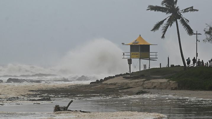 TROPICAL CYCLONE ALFRED, General view of conditions at Coolangatta on the Gold Coast, Saturday, March 8th, 2025. Ex-tropical cyclone Alfred is bringing heavy rainfall and damaging winds to south-east Queensland and northern New South Wales. ACHTUNG: NUR REDAKTIONELLE NUTZUNG, KEINE ARCHIVIERUNG UND KEINE BUCHNUTZUNG Gold Coast Queensland Australia PUBLICATIONxNOTxINxAUSxNZLxPNGxFIJxVANxSOLxTGA Copyright: xDavexHuntx 20250308144784521574