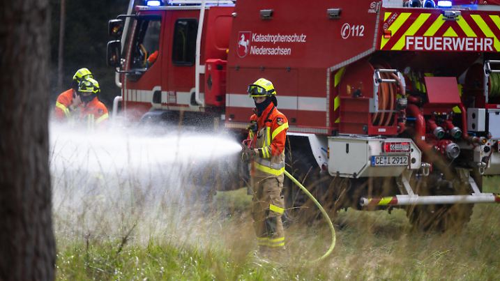 ARCHIV - 27.09.2024, Niedersachsen, Celle-Scheuen: Einsatzkräfte arbeiten bei der Großübung "Eichkater 2024· in einem Waldgebiet. An der Übung werden neben rund 700 Einsatzkräften am Boden auch sieben Hubschrauber der Polizeihubschrauberstaffeln aus Niedersachsen und Bayern, der Bundeswehr und eines privaten Dienstleisters, sowie die in Niedersachsen stationierte Löschflugzeugstaffel teilnehmen. (zu dpa: «Sonnig, trocken - Waldbrandgefahr») Foto: Philipp Schulze/dpa +++ dpa-Bildfunk +++