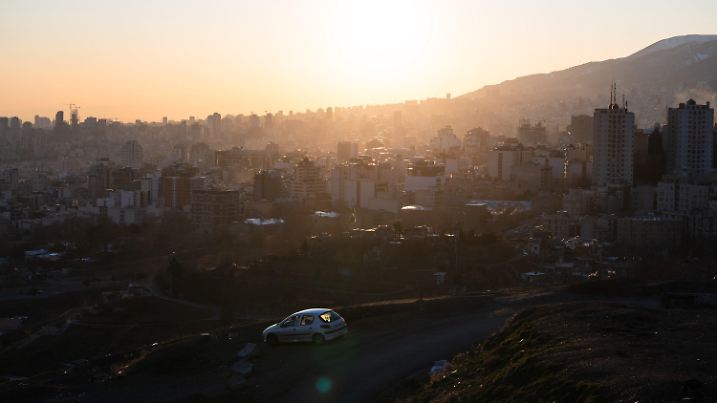 26.02.2025, Iran, Teheran: Blick auf die Millionenmetropole bei Sonnenuntergang. Eine Kältewelle hat den Iran im Griff. Nach einem windigen Tag verschwindet der Smog über der iranischen Hauptstadt. Foto: Arne Bänsch/dpa +++ dpa-Bildfunk +++