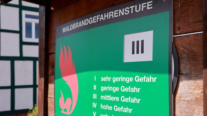 ARCHIV - 31.05.2023, Sachsen-Anhalt, Letzlingen: Die Waldbrandgefahrenstufe 3 ist an einer Warntafel des Landeszentrum Wald im Betreuungsforstamt Letzlingen zu sehen. In den meisten Regionen ist die Waldbrandgefahr nach dem Regen deutlich zurückgegangen. (zu dpa: «Mittlere Waldbrandgefahr in Thüringen») Foto: Peter Gercke/dpa-Zentralbild/dpa +++ dpa-Bildfunk +++