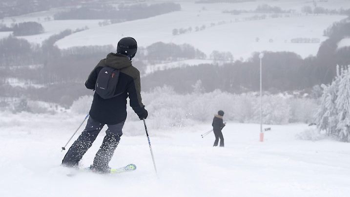 ARCHIV - 12.12.2021, Hessen, Gersfeld: Ein Skifahrer fährt auf der Wasserkuppe auf der Piste. (zu dpa: «Erfolgreiche Saison in Hessens wichtigsten Skigebieten») Foto: Sebastian Gollnow/dpa +++ dpa-Bildfunk +++