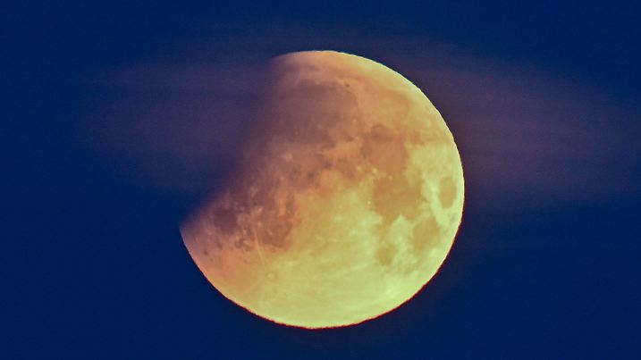 ARCHIV - 16.05.2022, Brandenburg, Jacobsdorf: Der Beginn einer Mondfinsternis ist am frühen Morgen am Himmel zu sehen. (zu dpa: «Partielle Mondfinsternis über Deutschland am Morgenhimmel») Foto: Patrick Pleul/dpa +++ dpa-Bildfunk +++