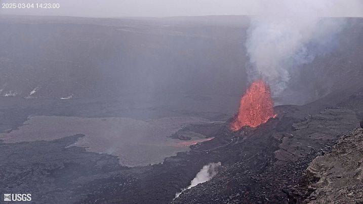 HANDOUT - 05.03.2025, USA, -: Auf diesem vom U.S. Geological Survey zur Verfügung gestellten Webcam-Foto schießt eine Lavafontäne aus dem jüngsten Ausbruch des Vulkans Kilauea im Hawaii Volcanoes National Park in die Höhe. Foto: Uncredited/U.S. Geological Survey/AP/dpa +++ dpa-Bildfunk +++