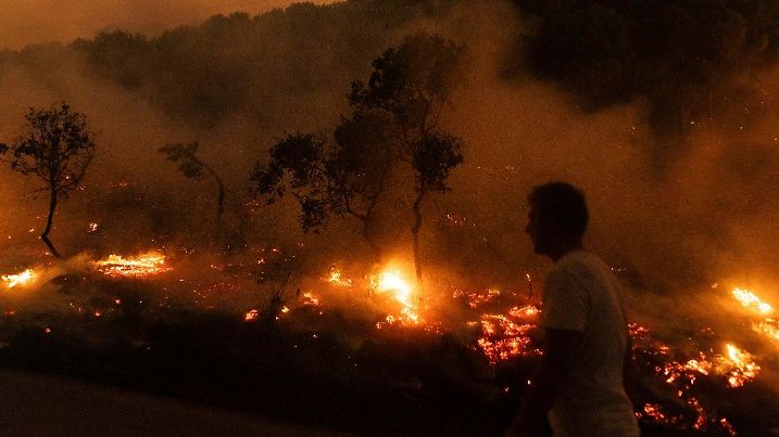 ARCHIV - 22.08.2023, Griechenland, Dikela: Ein Waldbrand im vergangenen Jahr nahe des Dorfes Dikela in der Nähe der Stadt Alexandroupolis. (zu dpa: «Schon jetzt hohe Brandgefahr in Griechenland») Foto: Achilleas Chiras/AP/dpa +++ dpa-Bildfunk +++