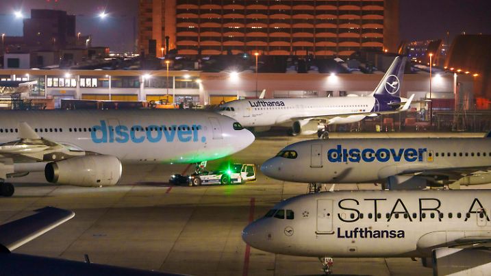 11.03.2025, Hessen, Frankfurt/Main: Eine Passagiermaschine von Discover Airlines wird an einer Wartungshalle auf dem Flughafen Frankfurt bewegt. Der  Verdi-Warnstreik an 13 Flughäfen ist zu  Ende gegangen. Am größten deutschen Airport in Frankfurt wurden 1.070 Starts und Landungen gestrichen. Foto: Andreas Arnold/dpa +++ dpa-Bildfunk +++