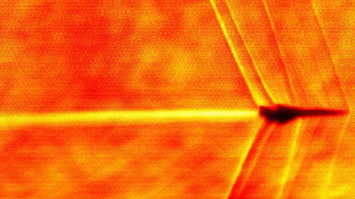 Überschallflugzeug fliegt über den Horizont