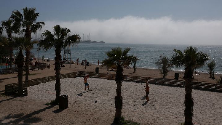 People play volleyball amid fog at Palaio Faliro suburb in Athens, Greece, March 15, 2025. REUTERS/Louiza Vradi