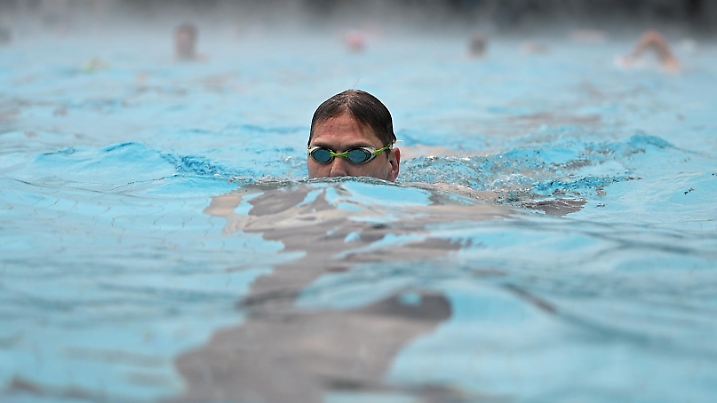 14.03.2025, Baden-Württemberg, Karlsruhe: Ein Mann schwimmt im Freibad «Sonnenbad». Das Sonnenbad Karlsruhe startet als eines der ersten Freibäder Deutschlands in die neue Badesaison - unter dem Motto «Karlsruhe geht Baden!» Foto: Markus Lenhardt/dpa +++ dpa-Bildfunk +++