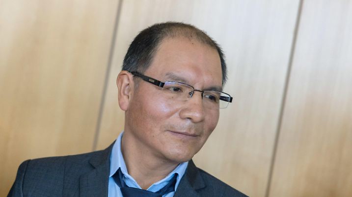 17.03.2025, Nordrhein-Westfalen, Hamm: Der peruanische Bergbauer Saul Luciano Lliuya steht bei der mündlichen Verhandlung seiner Klimaklage gegen das Energieunternehmen RWE in einem Gerichtssaal des Oberlandesgerichts. Vom Gericht bestellte Geowissenschaftler und Statiker sollen ihre Gutachten vorstellen. Dabei geht es um die Frage, welche Gefahren für das Haus des Klägers in Südamerika durch eine Flutwelle oder Schlammlawine ausgehen. Der Kläger wirft dem deutschen Unternehmen vor, durch die produzierten CO2-Emissionen zum Teil mitverantwortlich für den Klimawandel zu sein. Foto: Rolf Vennenbernd/dpa +++ dpa-Bildfunk +++