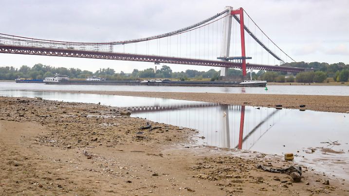 Niedriger Rheinpegel am Pegel Emmerich DEU, Deutschland, Nordrhein-Westfalen, Emmerich am Rhein, 20.08.2022: Für den 20.08. wurde durch die Wasserstraßen- und Schifffahrtsverwaltung ein Pegelstand von -3 cm veröffentlicht. Für die Binnenschifffahrt stellt der niedrige Pegel ein Problem dar. Sinkt er zu weit ab, dürfen Schiffe nicht mehr voll beladen werden. Binnenschiff auf dem Rhein vor Emmerich *** Low Rhine level at the Emmerich gauge DEU, Germany, North Rhine-Westphalia, Emmerich am Rhein, 20 08 2022 For 20 08, a level of 3 cm was published by the Waterways and Shipping Administration For inland navigation, the low level poses a problem If it drops too far, ships may no longer be fully loaded Inland vessel on the Rhine off Emmerich 