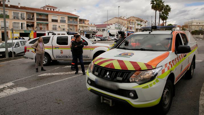 Several evacuated in neighborhoods of Santa Agueda and Santa Amalia, isolated by flooding of the Guadalhorce Civil Protection Device On March 18, 2025, in Malaga Andalusia, Spain Andalusia accumulates early this Tuesday March 18 a total of 19 rivers in red level, 14 of them in the Guadalquivir basin, by the high level of flow after the rains accumulated during the hours, which have even forced helicopter rescues in the town of Cártama in Malaga due to the rise of the Guadalhorce river, in addition to the preventive evictions carried out on Monday afternoon in 368 homes in the Campanillas area of the capital 18 MARCH 2025 Á Malaga Andalucia Malaga Andalucia Andalucia Espana PUBLICATIONxNOTxINxESP Copyright: xÃlexxZeax 6588642