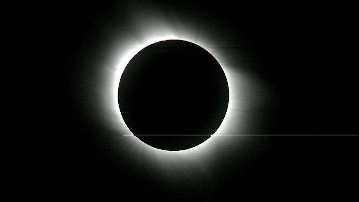 Total solar eclipse seen at Apollo Temple in Side 60 km from Antalya, Turkey on Wednesday 29 March 2006. Thousands of tourists came to observe the solar eclipse. EPA/TOLGA BOZOGLU +++(c) dpa - Bildfunk+++