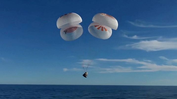 The Crew Dragon capsule containing Butch Wilmore and Suni Williams and two other astronauts descends by parachute before their splashdown, following their return to earth from the International Space Station off the coast of Florida, U.S. March 18, 2025 in a still image from video.  NASA TV/Handout via REUTERS.   THIS IMAGE HAS BEEN SUPPLIED BY A THIRD PARTY. THIS IMAGE WAS PROCESSED BY REUTERS TO ENHANCE QUALITY, AN UNPROCESSED VERSION HAS BEEN PROVIDED SEPARATELY.     TPX IMAGES OF THE DAY