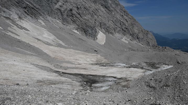 ARCHIV - 14.08.2024, Bayern, Berchtesgaden: Geröll und Schneereste liegen auf dem Watzmanngletscher. Wie steht es um die deutschen Gletscher? (zu dpa: «Gletscherschwund: Verlust von Ästhetik und Spaltengefahr») Foto: Angelika Warmuth/dpa +++ dpa-Bildfunk +++