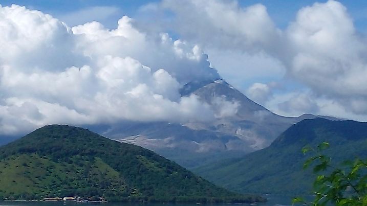 21.03.2025, Indonesien, Ost Flores: Der Vulkan Lewotobi Laki-Laki spuckt vulkanisches Material in die Luft. Auf der indonesischen Insel Flores ist der Vulkan Lewotobi Laki-Laki ausgebrochen. Seit Donnerstag sei es zu mehreren Eruptionen gekommen, bei denen der Feuerberg Asche und Gestein kilometerhoch in die Luft gespuckt habe, berichtete die Nachrichtenagentur Antara unter Berufung auf die Geologische Agentur des Ministeriums für Energie und Bodenschätze (ESDM). Am Morgen war auch der Flugverkehr auf der bei Touristen aus aller Welt beliebten Insel Bali betroffen. Foto: Ester Narek/AP/dpa +++ dpa-Bildfunk +++