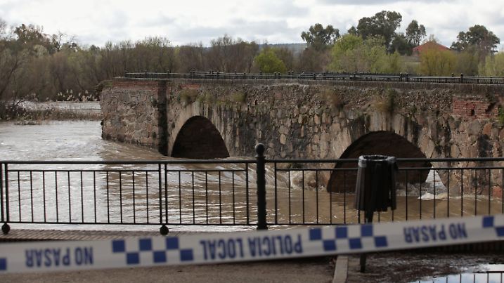 23.03.2025, Spanien, Talavera De La Reina (toledo): Die römische Brücke von Talavera de la Reina, Toledo, Kastilien-La Mancha (Spanien) ist abgesperrt, nachdem der Fluss Tajo einen Teil der Brücke zum Einsturz gebracht hat. Foto: Juanma Jiménez/EUROPA PRESS/dpa +++ dpa-Bildfunk +++