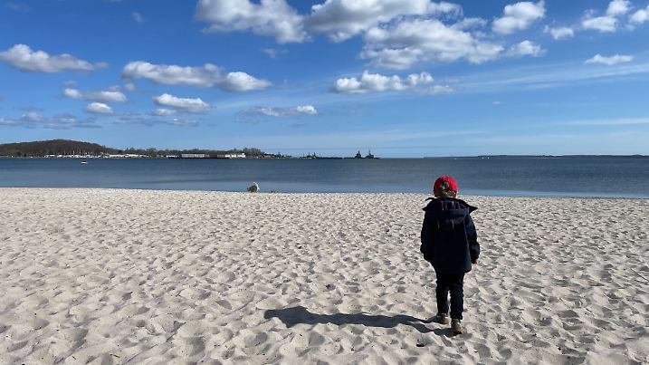 Kind am Strand in Eckernförde