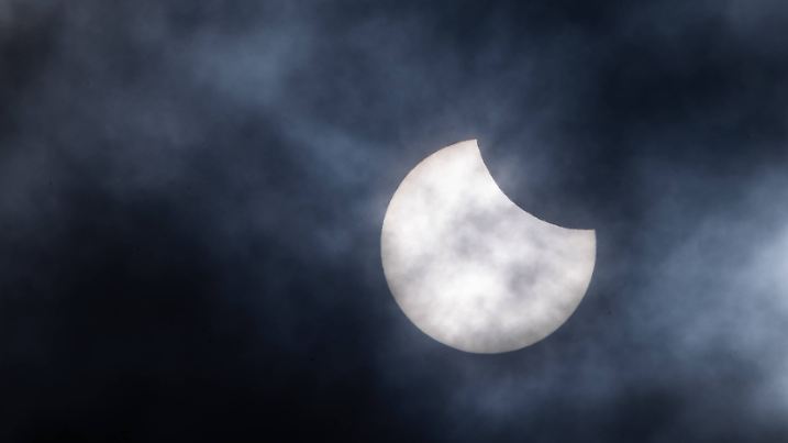 In Deutschland und anderen Ländern auf der nördlichen Erdhalbkugel ist am Samstag eine partielle Sonnenfinsternis zu beobachten gewesen.