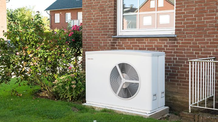 Wärmepumpe am Bestandsbau Wärmepumpe heizen Heizung Wärmepumpenheizung Luftwärmepumpe Luftwärmepumpen Energiewende Gebäu