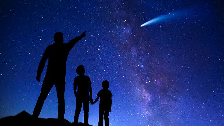 Familie beobachtet Sternschnuppen am Himmelszelt