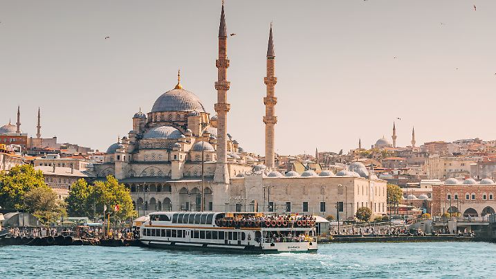 Hagia Sophia in Istanbul mit einer Fähre im Vordergrund