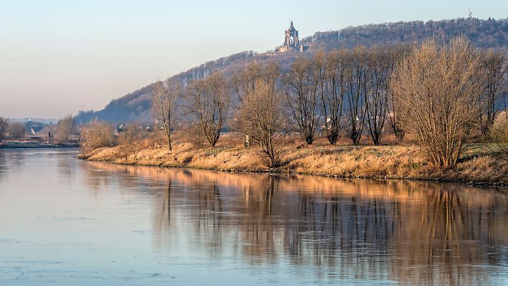 Das Kaiser-Wilhelm-Denkmal von der Weser aus gesehen