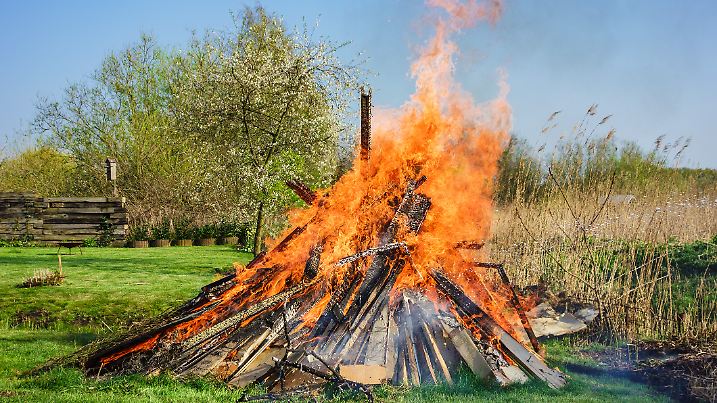 Ein traditionelles Osterfeuer lodert – doch in diesem Jahr steht vielerorts noch nicht fest, ob es überhaupt angezündet werden darf. Trockenheit macht’s riskant.