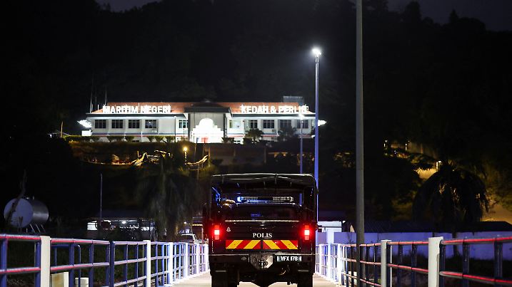 Boat with Rohingya migrants sinks off Malaysia