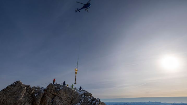 Zugspitz-Gipfelkreuz wird ins Tal geflogen und restauriert