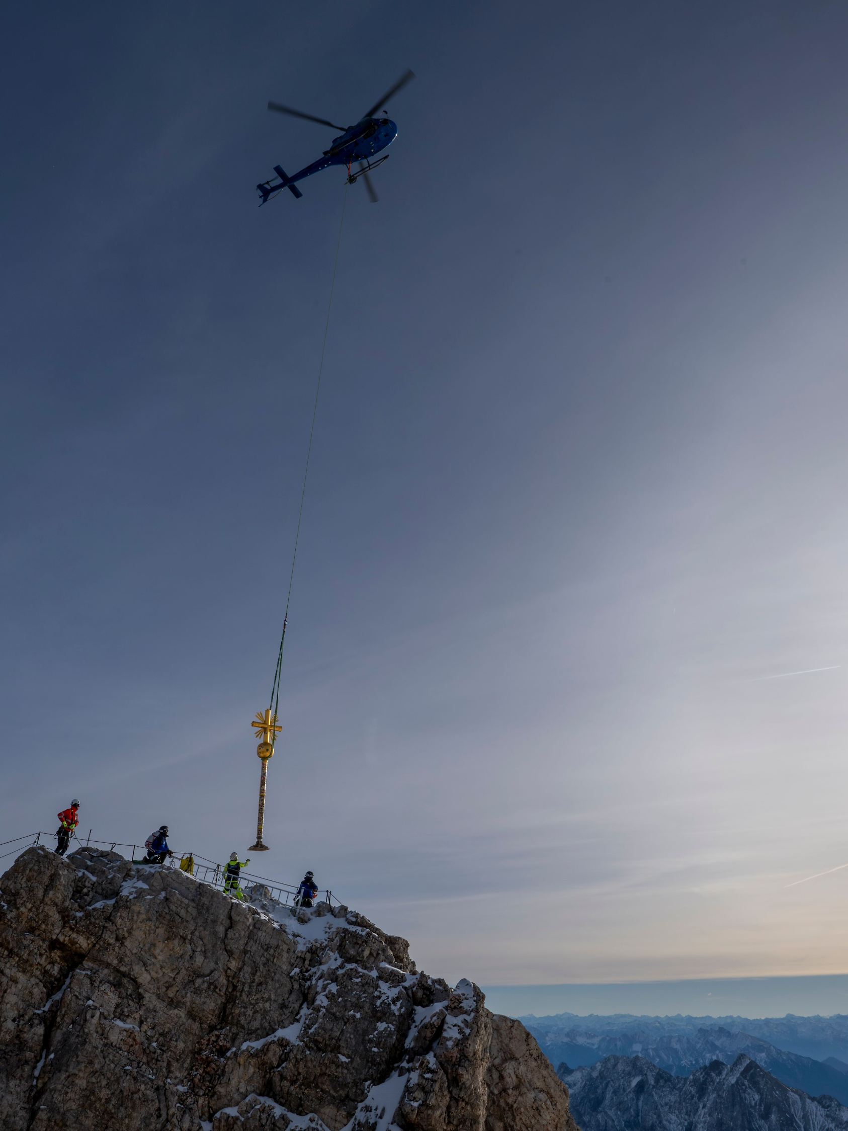 Zugspitz-Gipfelkreuz wird ins Tal geflogen und restauriert