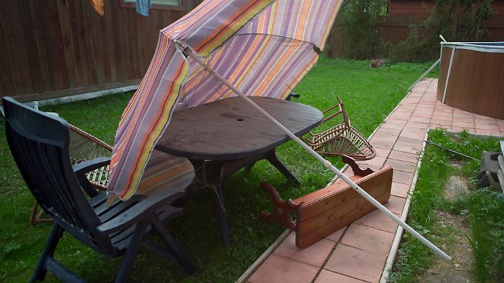 Bei starkem Wind werden Gartenmöbel schnell zu Flugobjekten. Mit ein paar einfachen Handgriffen lässt sich verhindern, dass Stühle, Tische oder Sonnenschirme durch die Gegend segeln.