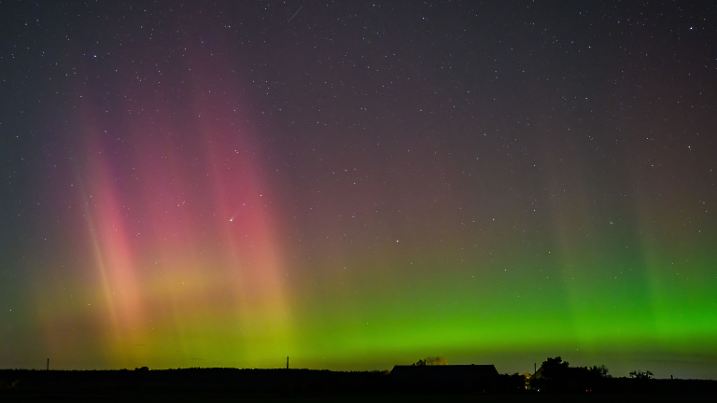 Polarlicht und Komet leuchten am Nachthimmel