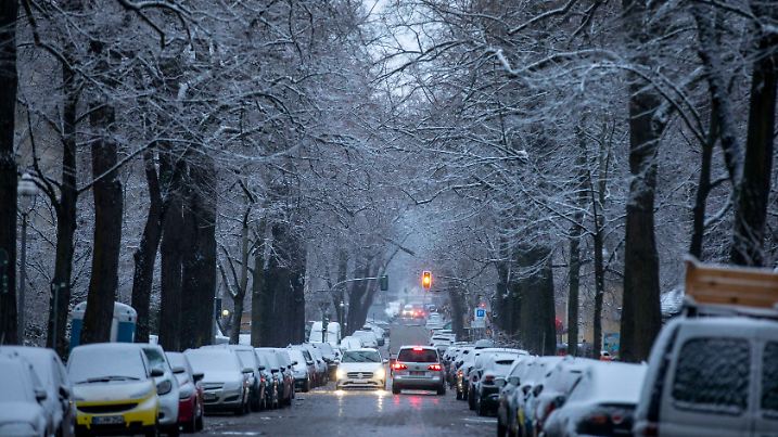 Berlin im Winterzauber: Erster Schneefall 2024, Der erste Schneefall des Jahres 2024 in Berlin hat die Hauptstadt in ein