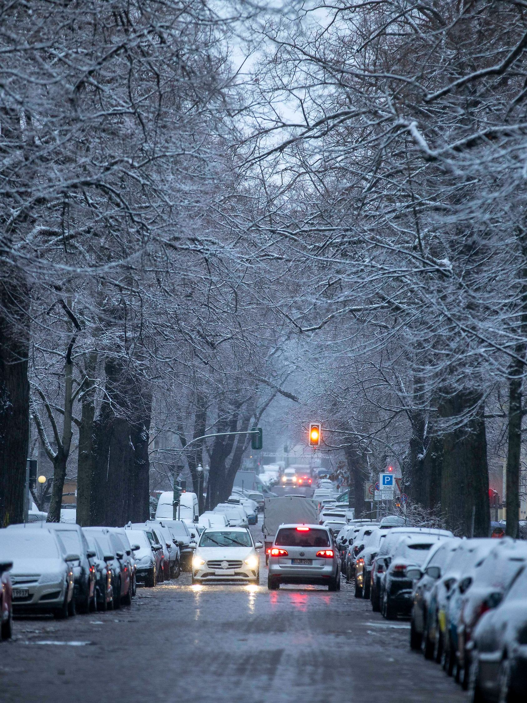 Berlin im Winterzauber: Erster Schneefall 2024, Der erste Schneefall des Jahres 2024 in Berlin hat die Hauptstadt in ein