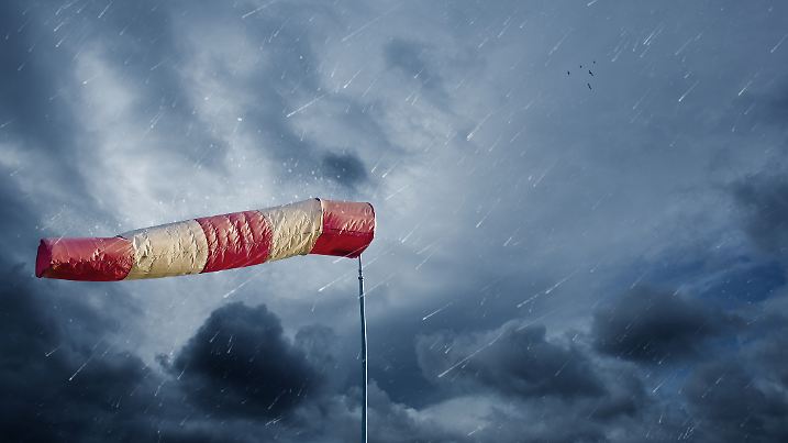 Von Regenmassen in England über Tornadowirbel in Portugal bis zu heftigen Gewittern rund ums Mittelmeer: Europas Wetter dreht richtig auf.