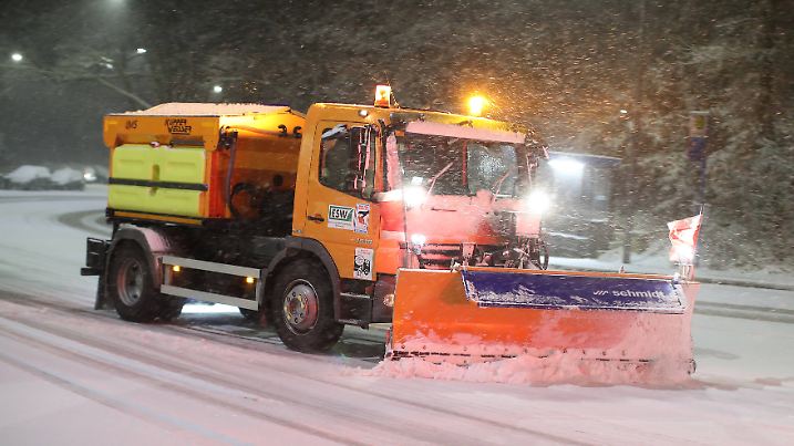 Wuppertal, Wintereinbruch in Wuppertal und Umgebung, Heftige Schneefälle und Glatteis.