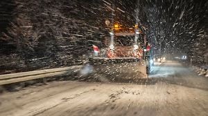 Räumfahrzeug im Einsatz auf einer Landstraße, Schneetreiben, Wintereinbruch, Nähe München, 10. Dezember 2022 Deutschlan