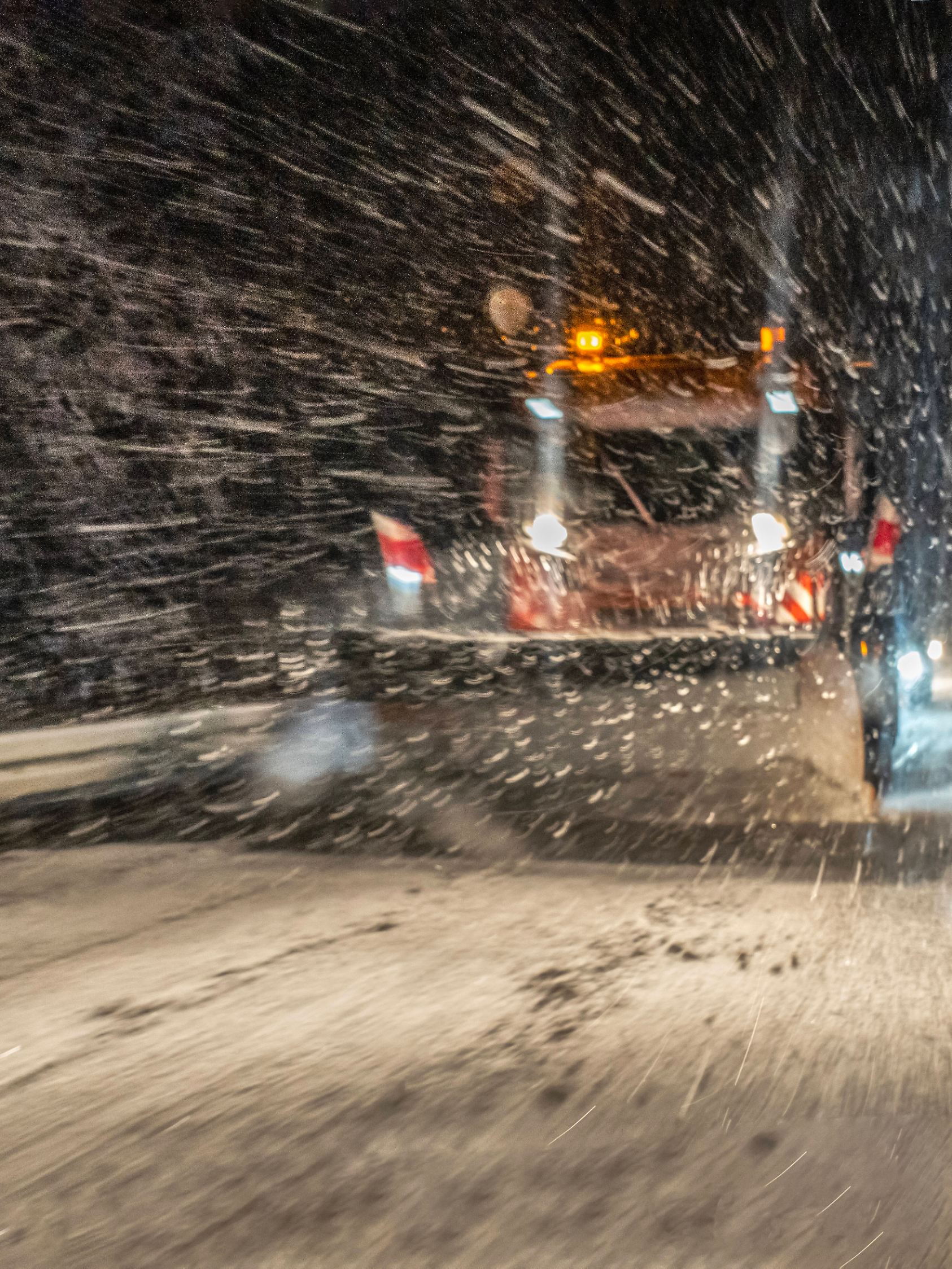 Räumfahrzeug im Einsatz auf einer Landstraße, Schneetreiben, Wintereinbruch, Nähe München, 10. Dezember 2022 Deutschlan