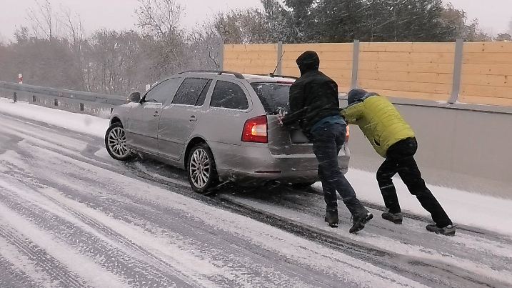 Wintereinbruch sorgt für Verkehrsbehinderungen und liegengebliebene PKW Touristen von Schnee überrascht\r