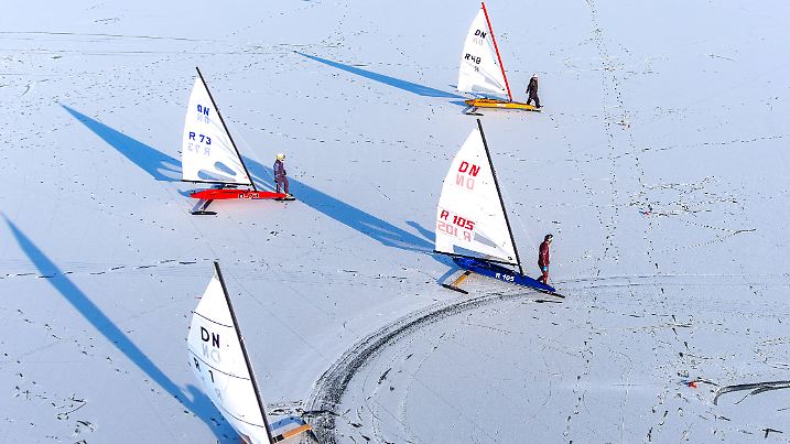 Wintervergnügen auf dem zugefrorenen Ob-Stausee: Der 2025 Big Cup of Siberia Eissegel-Wettbewerb