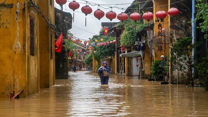 Heavy rains hit Vietnam's Hoi An, flooding the city
