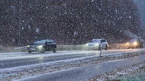 Starker Schneefall auf winterglatter Straße