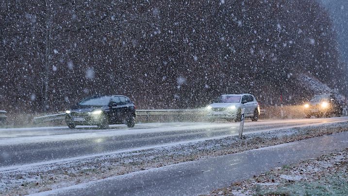 Starker Schneefall auf winterglatter Straße