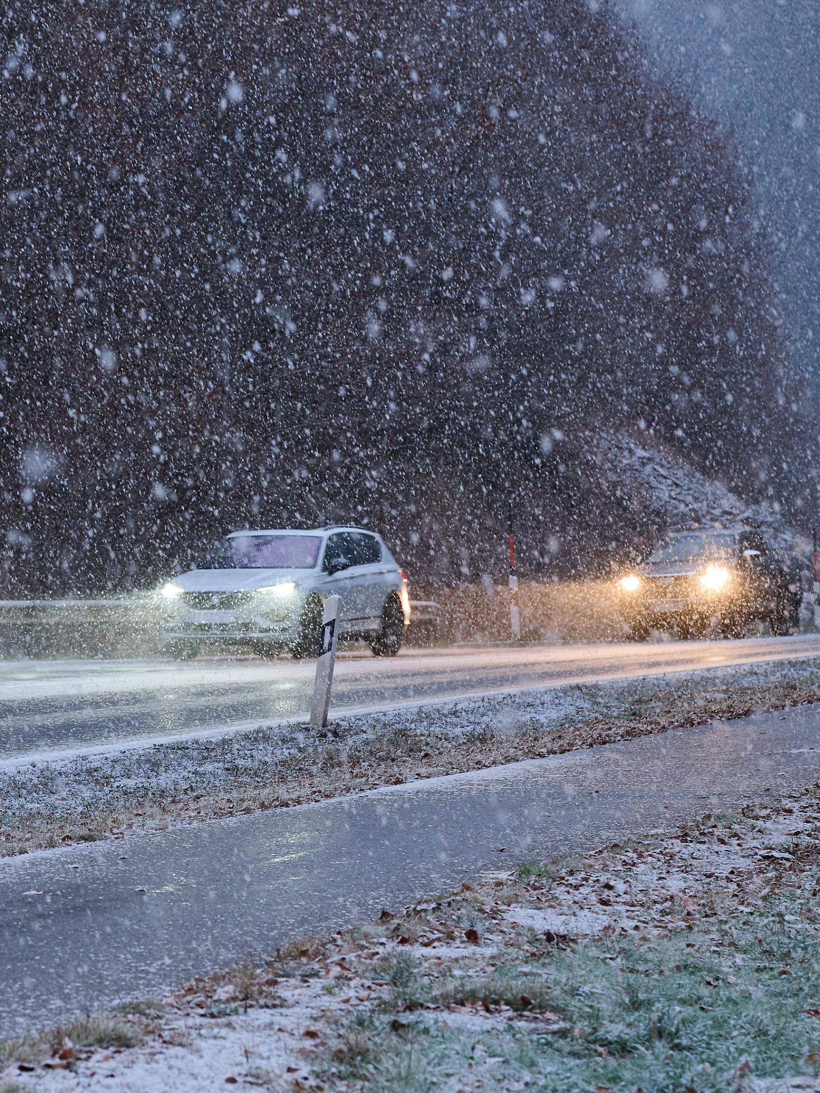 Starker Schneefall auf winterglatter Straße