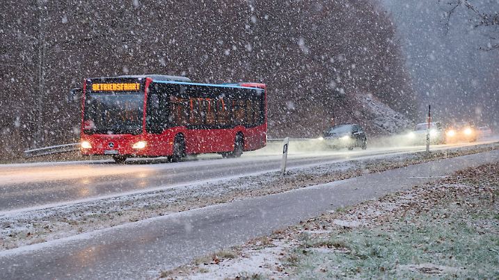 Starker Schneefall erschwert den Verkehr